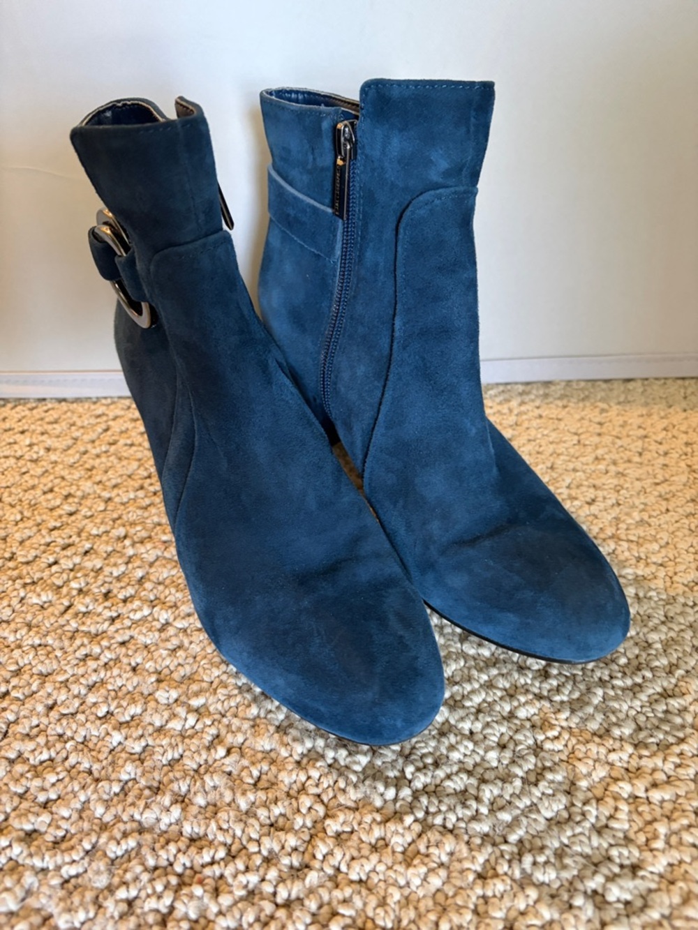 Karl Lagerfeld ankle boot 7 blue suede 37
Chunky heel EUC silver hardware - Picture 2 of 7